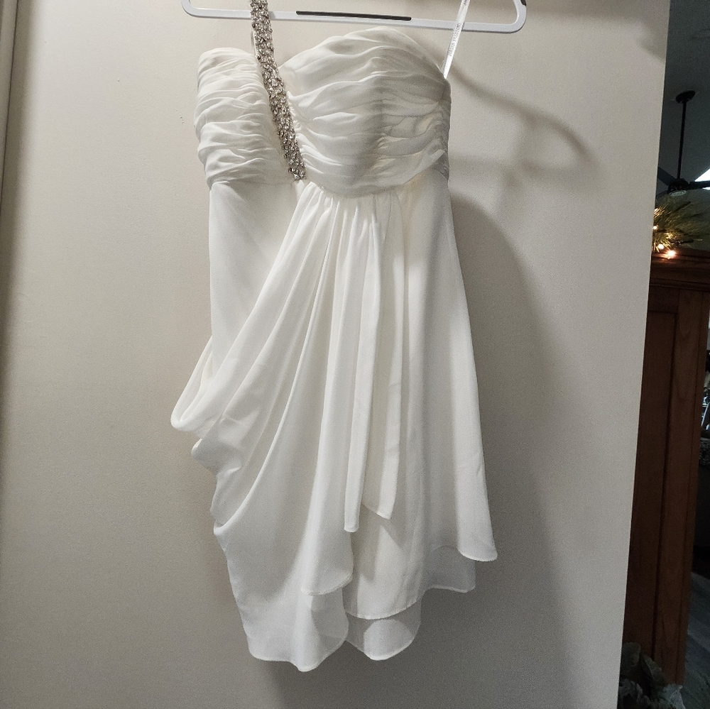 Elegant White Strapless Dress with Embellished Strap